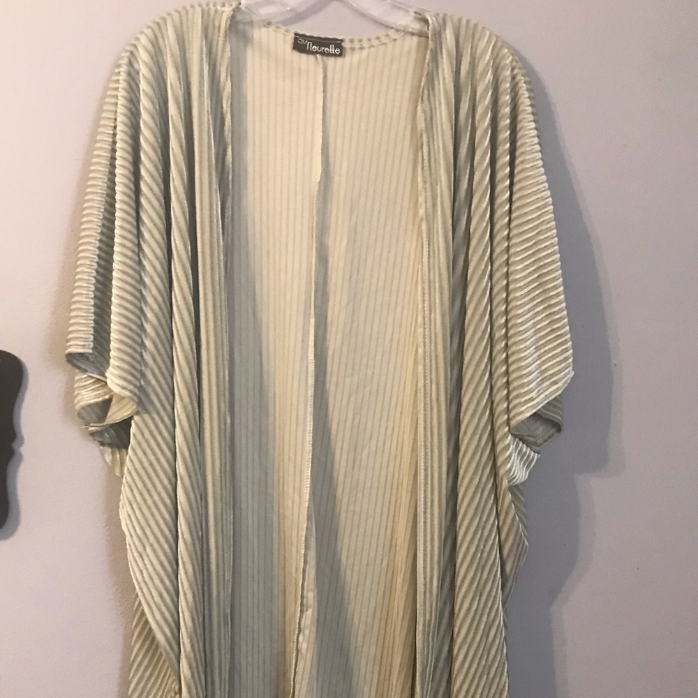 Sweater/cardigan cover. Pale green color.